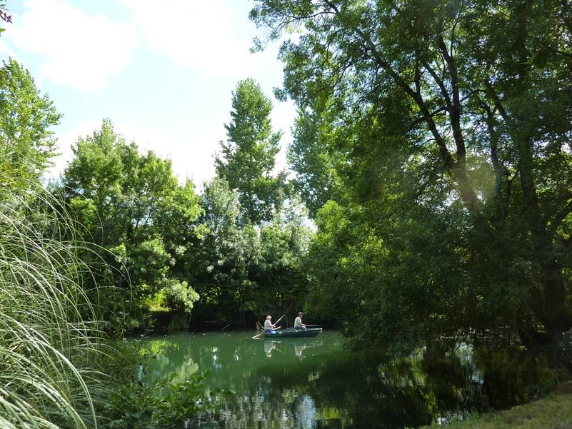 Fishing from boat on the Boutonne